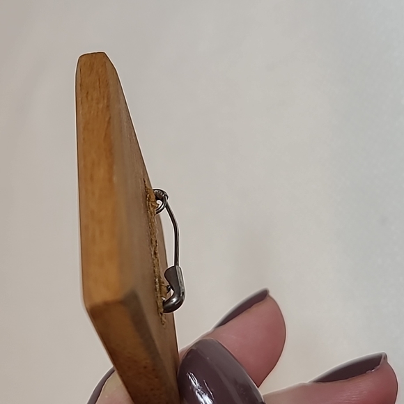 Primitive, vintage, miniture painting / pin.  Remarkable details! - Picture 4 of 4